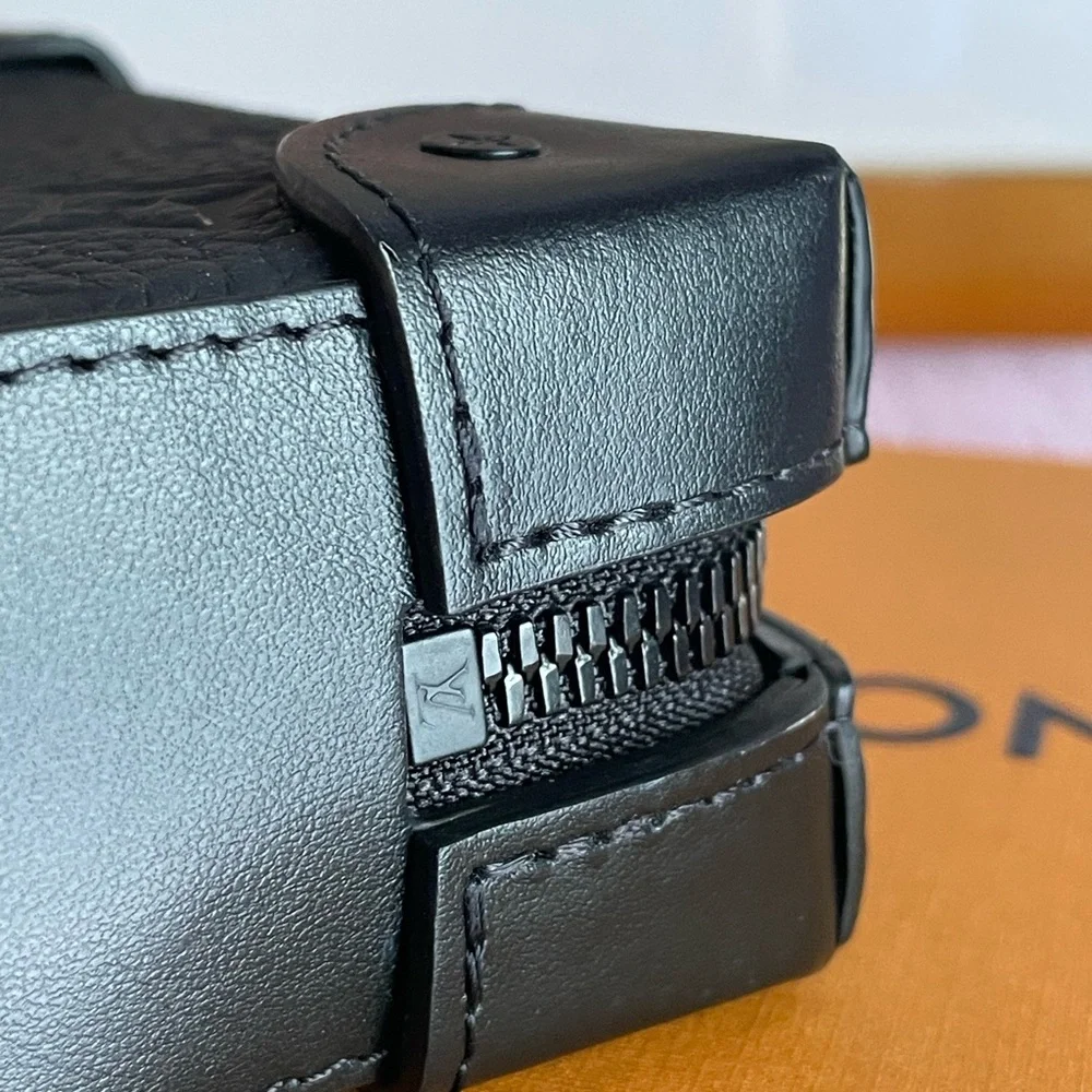 PRISTINE Louis Vuitton 2018 Taiga Bifold Wallet YV in Black Leather w/ box & bag